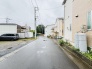 住民の方が主に利用する交通量少なめの道路に面してます。
