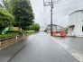 前面道路は整備され、小さなお子様にも安心です。
