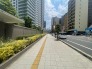 エントランスを出て、この道路で大宮区役所まで徒歩２分。