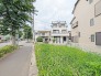 駐車が苦手な方にも嬉しい、広い道路に面した立地。

