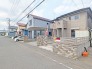 駐車が苦手な方にも嬉しい、広い前面道路に面した住まい。
