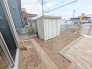 庭には物置きと外水栓が設置されています。
