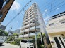 タイル張りの外観が迎える永住邸。
