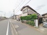 幅員の狭い道ですが、車通りの少ない住宅街に立地してます。
