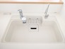 キッチンシンクには浄水器付き水栓が設置されています。