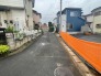 住民の方が主に利用する交通量少なめの道路に面してます。
