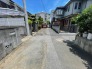 住民の方が主に利用する交通量少なめの道路に面してます。
