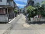 幹線道路から１本入った現地は、想像以上に静かに感じられます。
