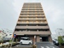 タイル張りの荘厳な外観は、マンションならでは。

