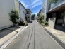 住民の方が主に利用する交通量少なめの道路に面してます。
