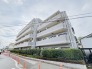 タイル張りの荘厳な外観は、マンションならでは。
