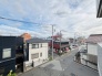 前面の住まいとの距離感があるから、圧迫感を感じません。
