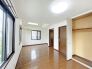 大きな窓から明るい日差しが差し込みます
