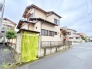 幅員の狭い道ですが、車通りの少ない住宅街に立地してます。
