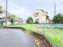 すぐ近くに小さめの公園があります。 30m