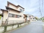 住民の方が主に利用する交通量少なめの道路に面してます。
