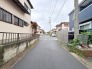 北東側前面道路。