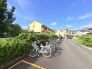 澄み渡る青空が広がり、日常の風景がのどかに感じられる穏やかな住環境です
