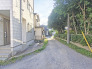 住民の方が主に利用する交通量少なめの道路に面してます。
