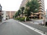 前面道路は歩道も整備され、小さなお子様にも安心です。
