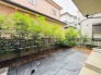 広々とした南庭は、太陽の下のリビングかもしれません。
