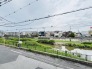 前面の住まいとの距離感があるから、圧迫感を感じません。
