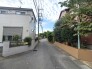 車通りの少ない閑静な住宅地、のびのびした子育てに適します。
