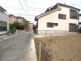 幹線道路から１本入った現地は、想像以上に静かに感じられます。
