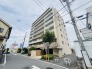 タイル張りの荘厳な外観は、マンションならでは。
