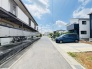 住民の方が主に利用する交通量少なめの道路に面してます。
