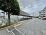 マンション敷地内の屋根付き駐輪スペース