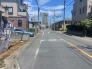 駐車が苦手な方にも嬉しい、前面約9.9ｍ道路に面した住まい。

