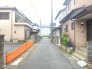 住民の方が主に利用する交通量少なめの道路に面してます。

