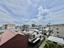 前面の住まいとの距離感があるから、圧迫感を感じません。

