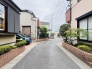 住民の方が主に利用する交通量少なめの道路に面してます。
