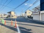 前面道路は歩道も整備され、小さなお子様にも安心です。
