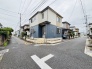 住民の方が主に利用する交通量少なめの道路に面してます。

