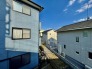 前面の住まいとの距離感があるから、圧迫感を感じません。
