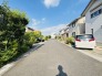 住民の方が主に利用する交通量少なめの道路に面してます。

