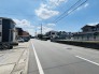前面道路は歩道も整備され、小さなお子様にも安心です。
