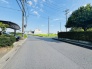 前面道路は歩道も整備され、小さなお子様にも安心です。
