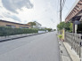 前面道路は歩道も整備され、小さなお子様にも安心です。
