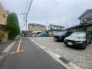 住民の方が主に利用する交通量少なめの道路に面してます。
