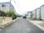 車通りの少ない閑静な住宅地、のびのびした子育てに適します。
