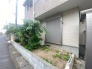 季節のお花を少し楽しむくらいなら、このお庭で十分かも。
