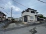 駐車が苦手な方にも嬉しい、幅員広めの前面道路に面した住まい。
