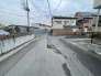 住民の方が主に利用する交通量少なめの道路に面してます。
