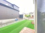 前面の住まいとの距離感があるから、圧迫感を感じません。
