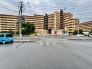 前面道路は歩道も整備され、小さなお子様にも安心です。
