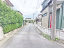 住民の方が主に利用する交通量少なめの道路に面してます。
